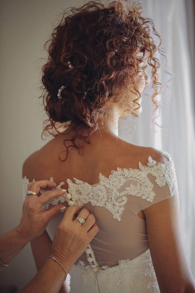 acconciatura sposa capelli ricci
