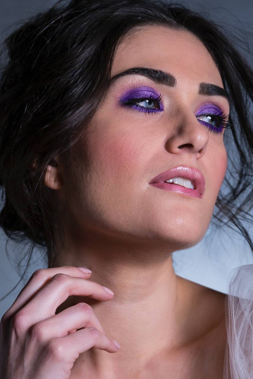 Make-up occhi azzurri con rame, rosso e viola