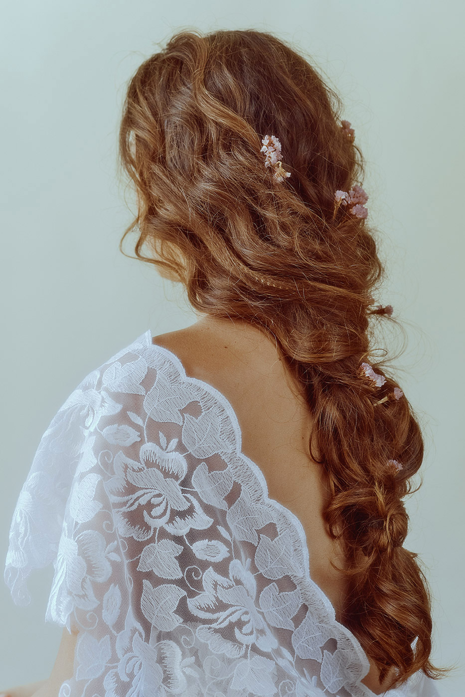 Fiori tra i capelli per le spose