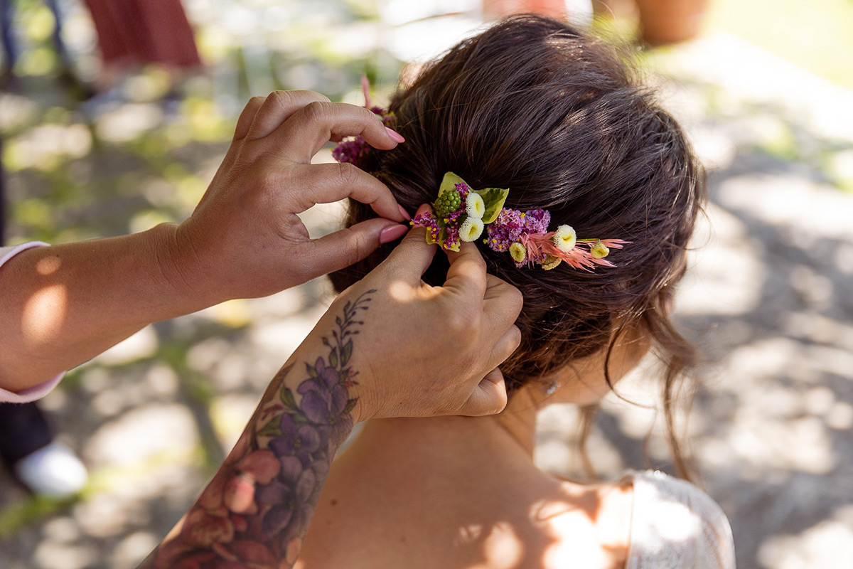 Fiori in seta e dried flowers per l’acconciatura sposa